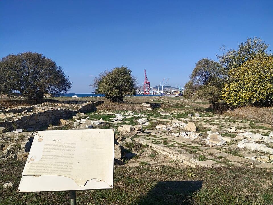 Cité antique de Cymé