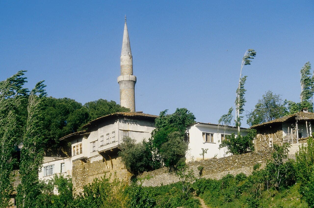 Zengin kültürü ve doğal güzellikleriyle dikkat çeken Birgi, merkeze 9 km uzaklıkta yer almaktadır. Kültür ve inanç turizminin başkenti olarak bilinen Birgi, UNE