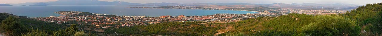 Özellikle İzmirliler arasında oldukça popüler bir sayfiye yeri olan Çeşme, 16. yüzyıldan kalma bir kale ve eski bir kervansaray gibi tarihi yerleri barındırmakt
