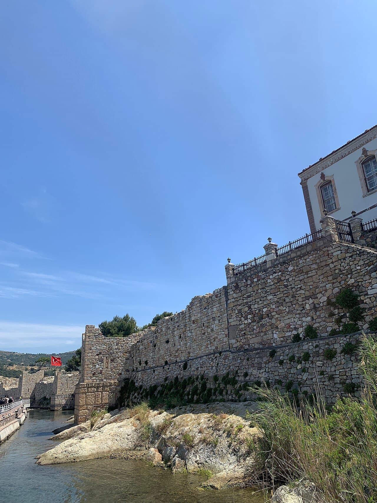 Phocaea Antik Kenti’nin bulunduğu yerde konumlanan Foça’nın Fransa'daki Marsilya kentini, Korsika'daki Attalia ve Katalonya'daki Ampurias'ı