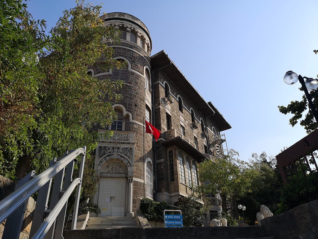 Kentte yapılan arkeolojik kazılarda ortaya çıkarılan eserlerin sergilenmesi amacıyla 1927 yılında Aya Vukla (Gözlü) Kilisesi'nde açılan İzmir Arkeoloji Müz