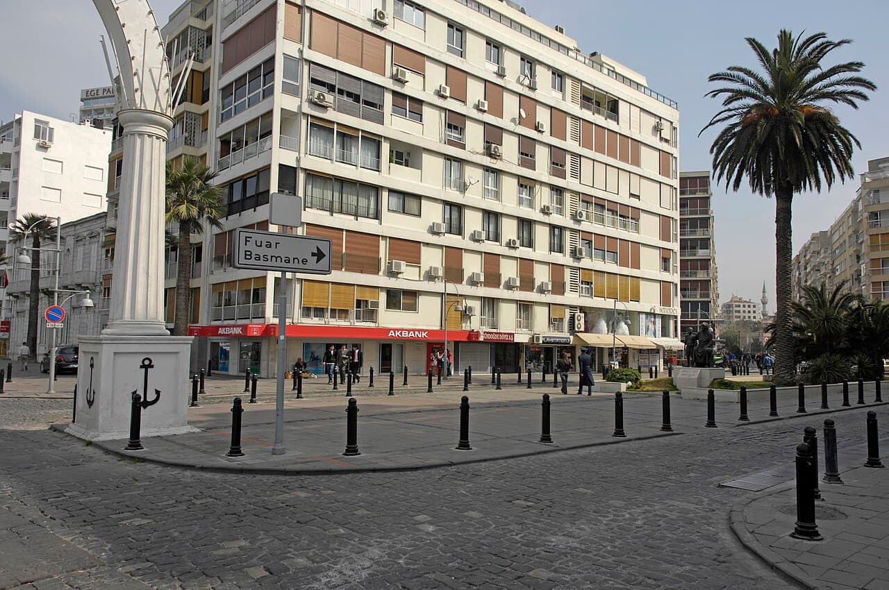 Pek çok şarkıya ilham veren güzelliğiyle Kordon, İzmir'de mutlaka görülmesi gereken yerlerden. Yerli halkın ve ziyaretçilerin Ege Denizi ile buluştuğu, gün