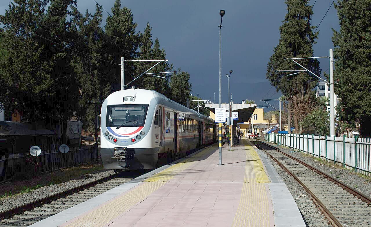 İzmir'in güneydoğusunda, kuzeyde Bozdağ, güneyde Aydın dağları arasında uzanan verimli bir vadide yer alan Ödemiş, Küçük Menderes Nehri ile sulanmaktadır.