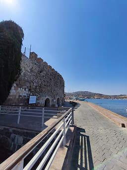 Foça Castle (Beşkapılar Castle)