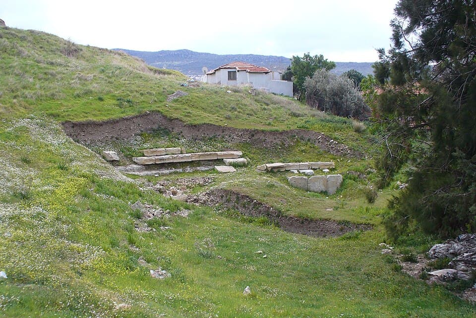 Foça Antik Tiyatrosu'nun modern açık hava tiyatrosuyla karıştırılan tarihi